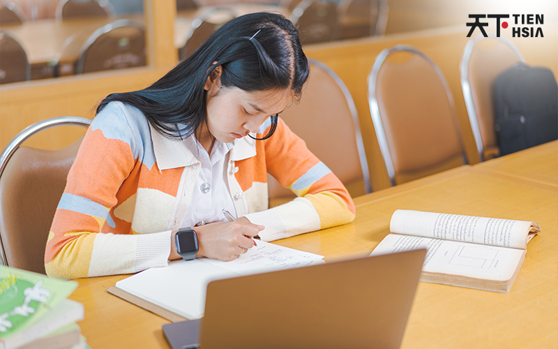 Tien Hsia student focused on Chinese revision.