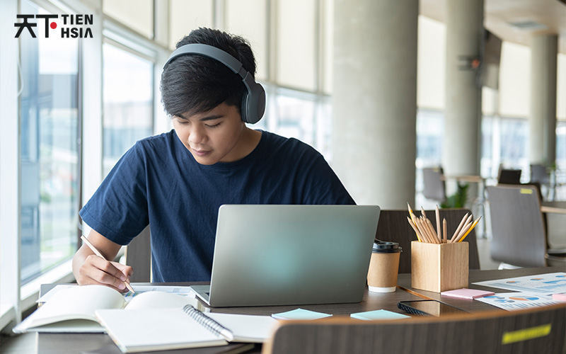 Tien Hsia student revising for Chinese final year.