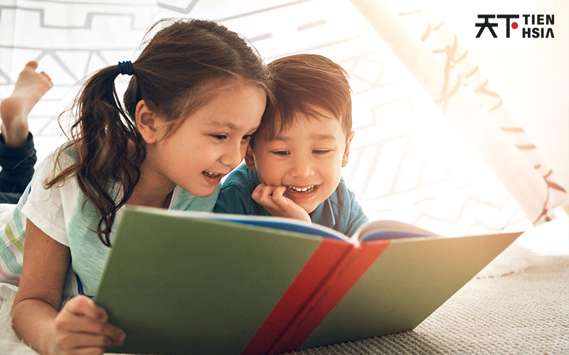 Primary school students reading a Chinese book.