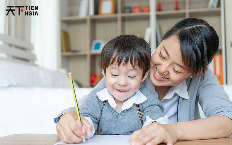 Parent supporting young child's Chinese learning